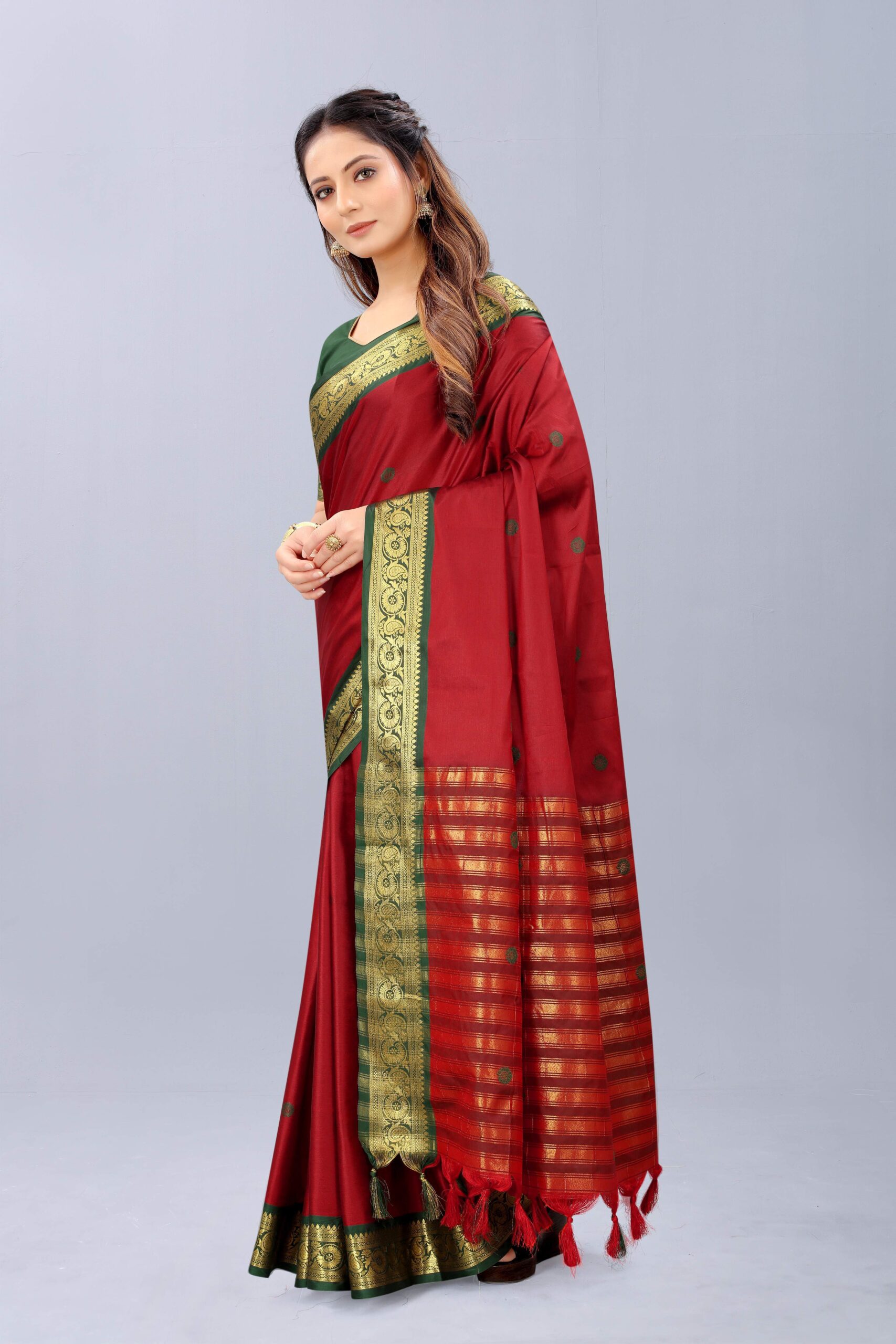 Peacock Chakram Zari Design Chilli Red Kanchipuram Silk Saree – Sundari  Silks