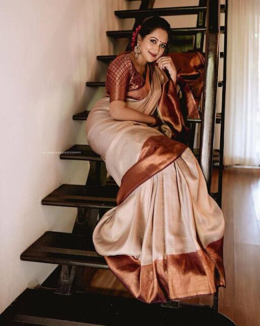 beige saree with brown border